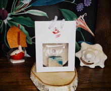 Charger l&#39;image dans la galerie, Coffret Duo de Noël - Un petit savon &amp; un porte-savon en céramique
